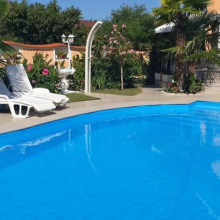 Semesterbostad Paradise-garden-zamardi *