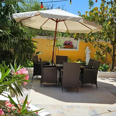 Semesterbostad Paradise-garden-zamardi *